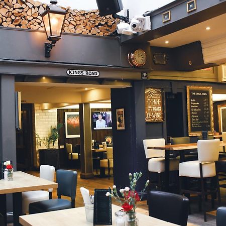 Отель The Kings Arms Суиндон Экстерьер фото
