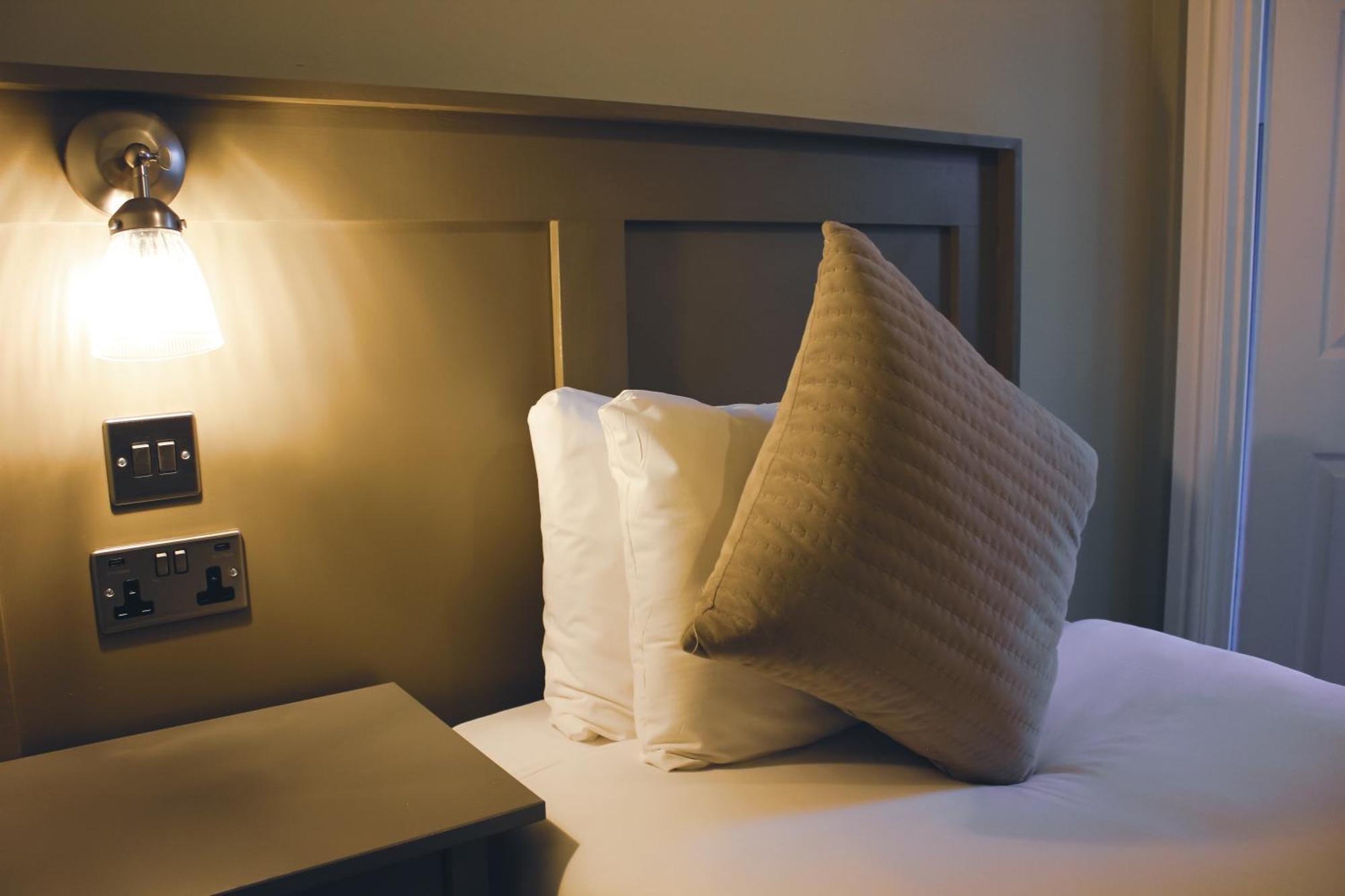 Отель The Kings Arms Суиндон Экстерьер фото