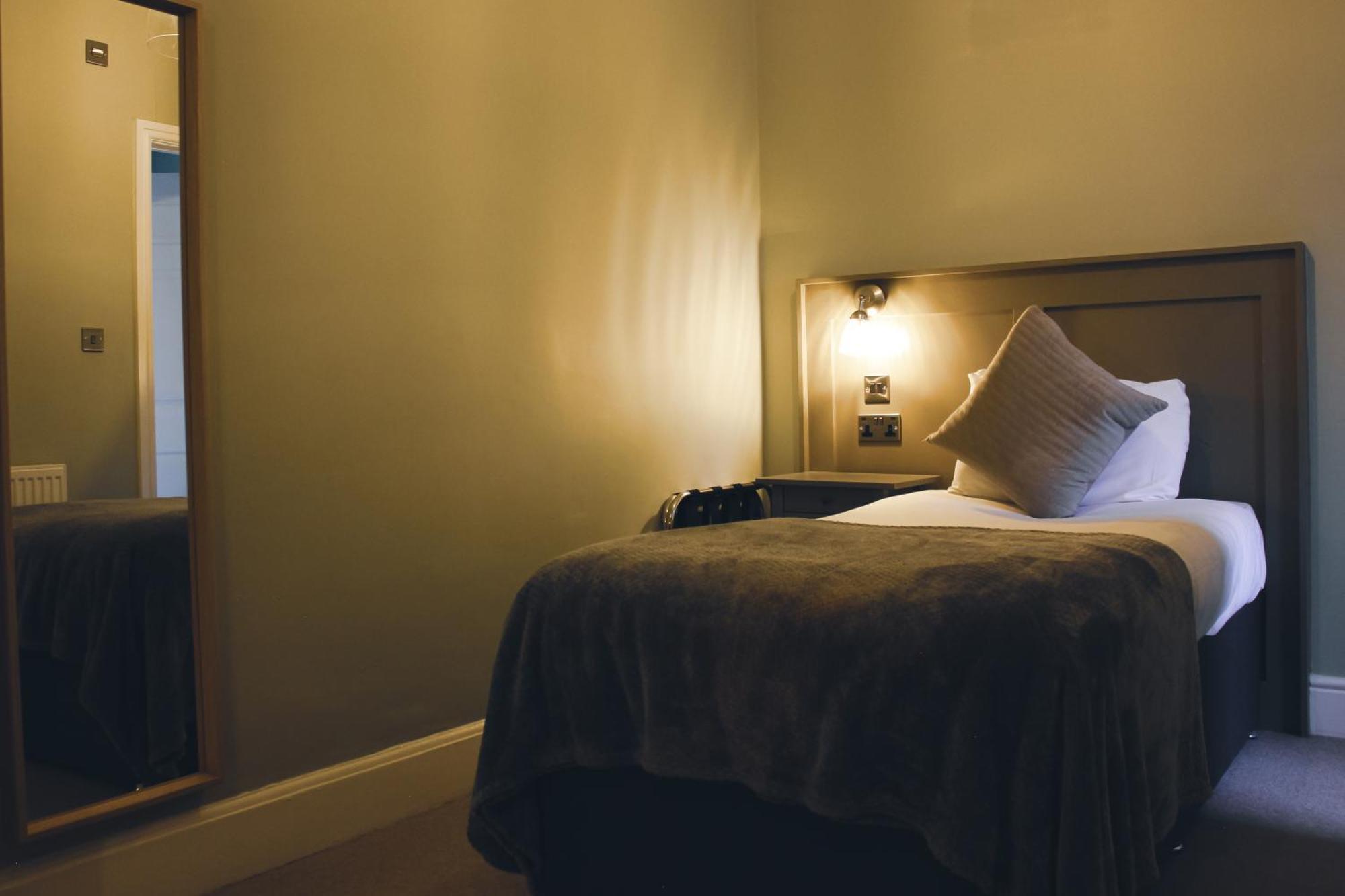 Отель The Kings Arms Суиндон Экстерьер фото