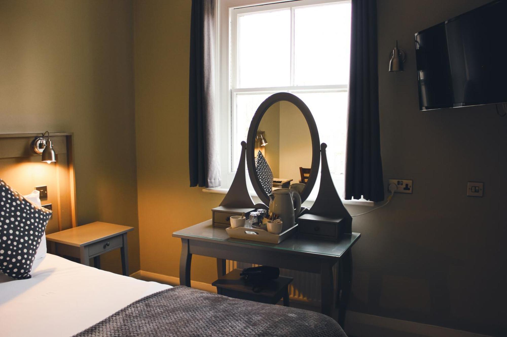 Отель The Kings Arms Суиндон Экстерьер фото