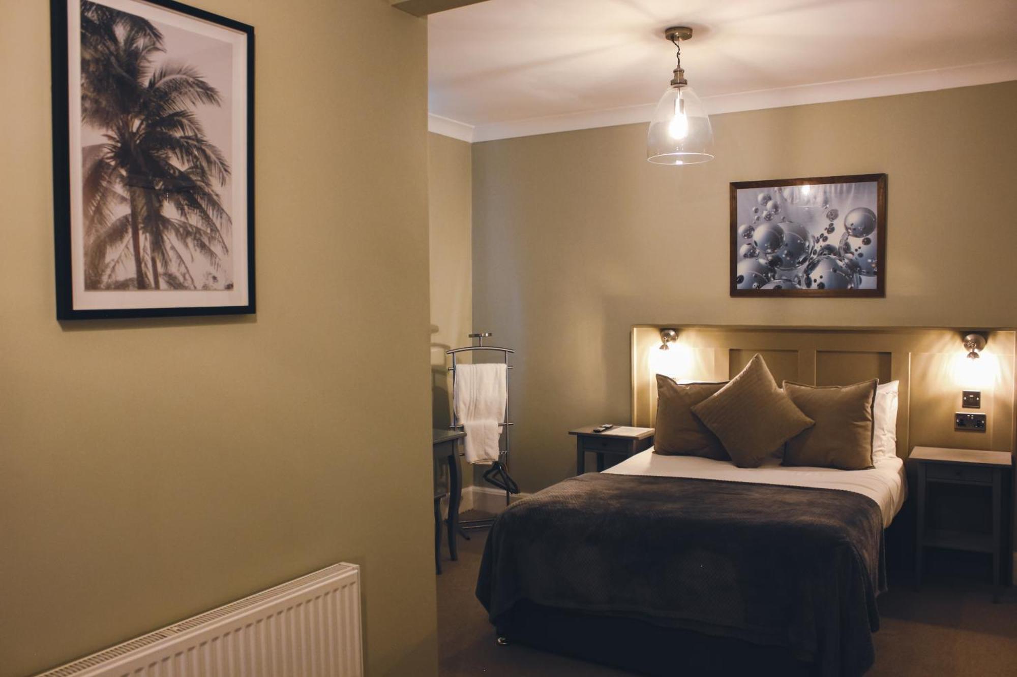 Отель The Kings Arms Суиндон Экстерьер фото