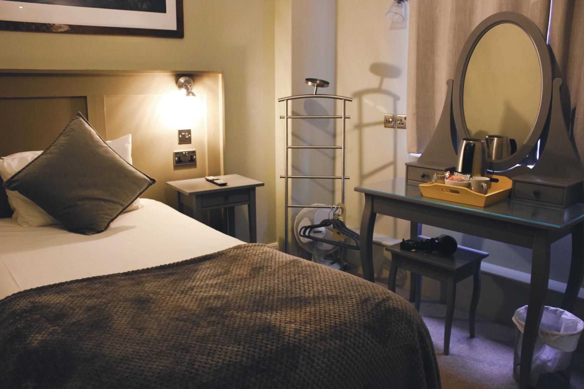 Отель The Kings Arms Суиндон Экстерьер фото
