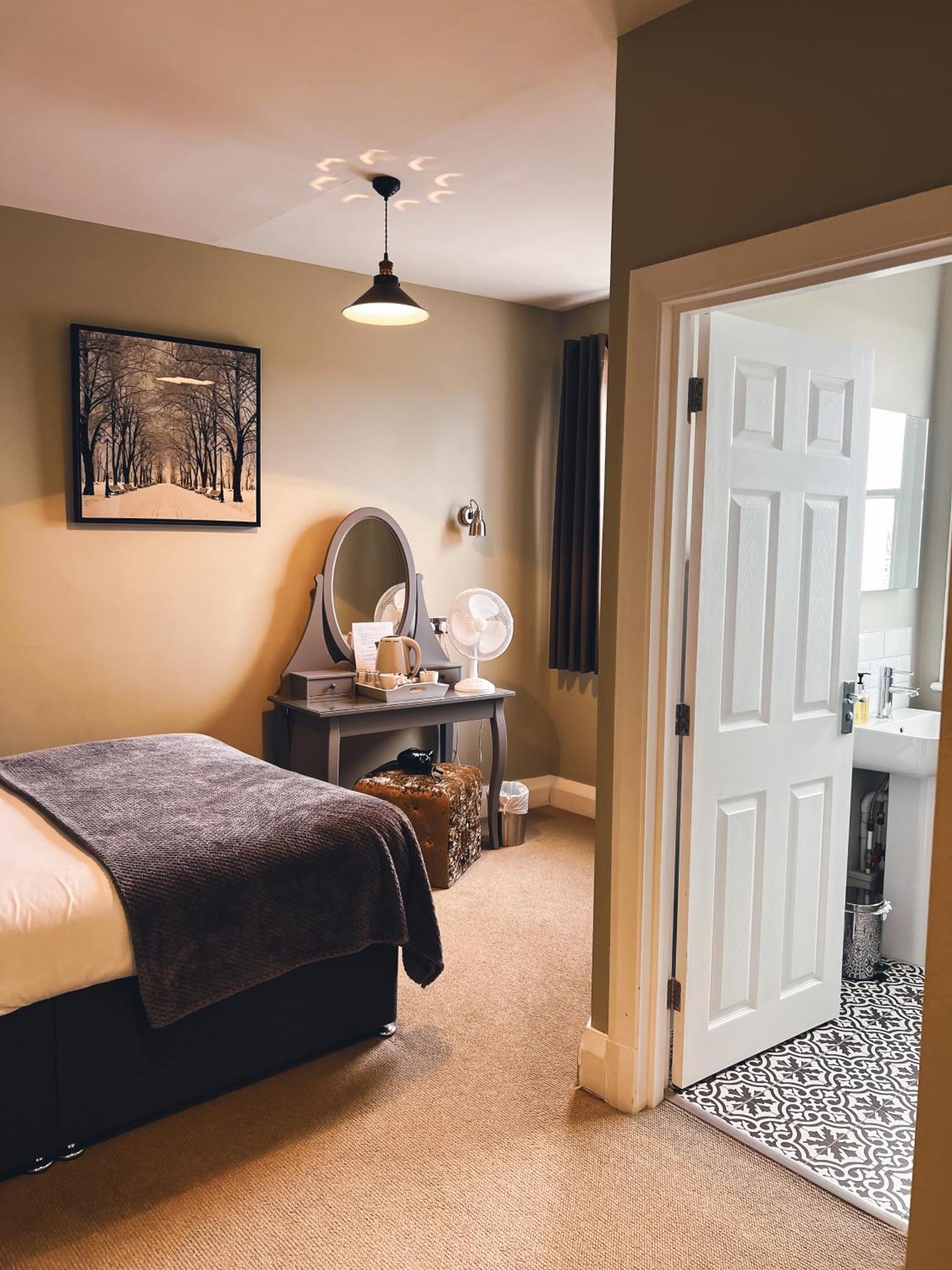 Отель The Kings Arms Суиндон Экстерьер фото
