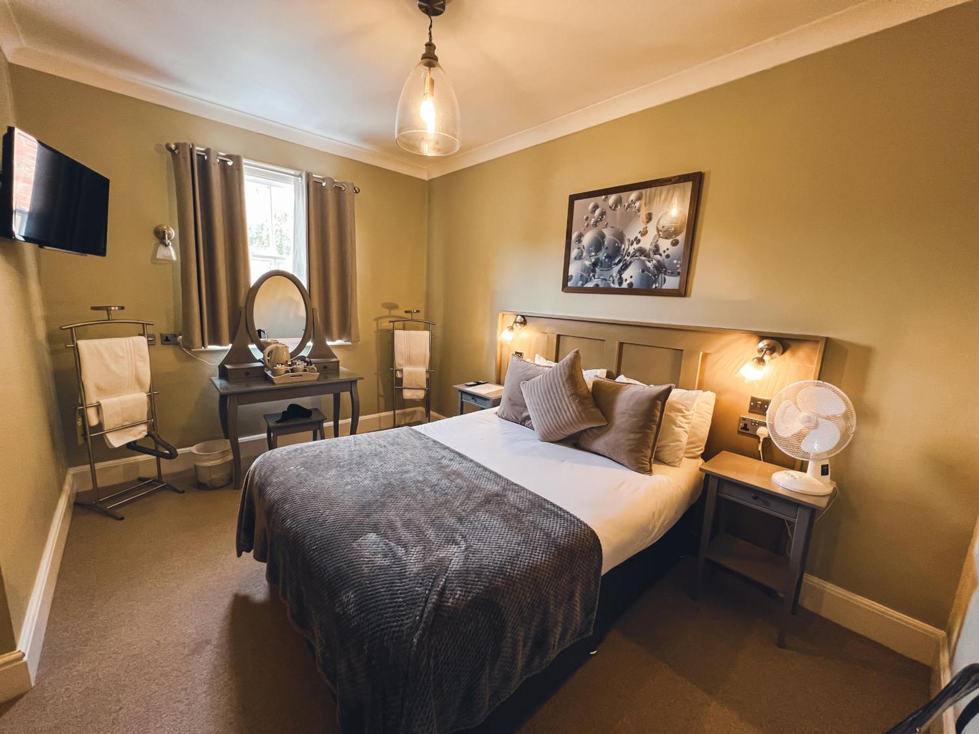 Отель The Kings Arms Суиндон Экстерьер фото