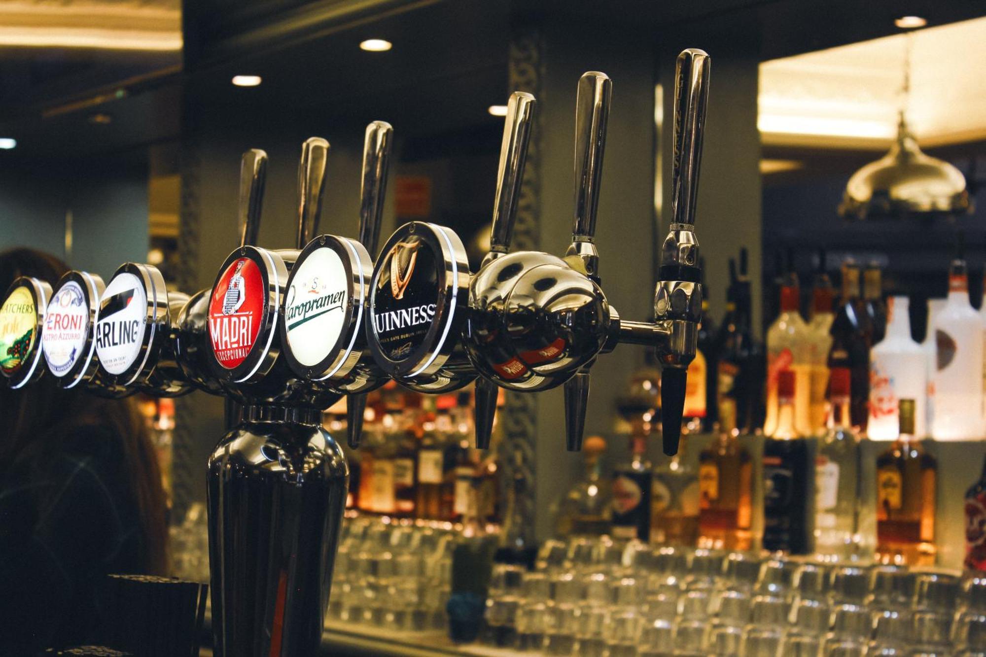 Отель The Kings Arms Суиндон Экстерьер фото