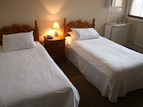 Отель The Kings Arms Суиндон Экстерьер фото