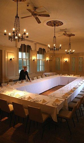Отель The Kings Arms Суиндон Экстерьер фото